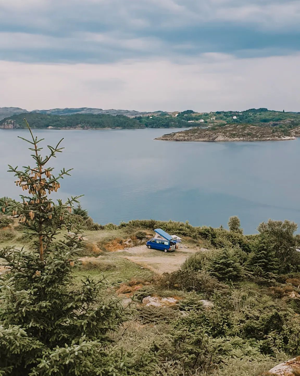 REISEPLANUNG
Morgens nicht wissen, wo es uns am Tag hin verschlägt.
Ein bisschen Einsamkeit.
Viel raue Landschaft.
Feuer machen.
Wandern.
Zeit zusammen ❤️
So ungefähr stellen wir uns gerade die perfekte Reise vor.
Schon in Norwegen haben wir es sehr zu schätzen gelernt, so unterwegs zu sein.
Wir möchten aber auch etwas ganz neues entdecken. Ein Land erkunden, in dem wir noch nie waren.
Deshalb soll es in diesem Sommer etwa 4 Wochen nach Schottland (via England) gehen! ✌️🥳
Wir haben gerade nochmal alle Harry Potter Filme gesehen, und die Landschaft macht uns wirklich vorfreudig!
Wart ihr schon mal in Großbritannien?
Und wer hat schon die Reiseplanung für dieses Jahr gemacht?
Wir sind gespannt wo es euch hin verschlägt ☺️🌄
.
.
.
#bullikinder #t4 #vwt4 #t4camper #campervan #homeiswhereyouparkit #bulliliebe #bulli #campingmitkindern #camping #vanlove #vanlovers #vanlifegermany #vankids #vankinder #vanfamilie #draussenzuhause #draussenkinder #unterwegsmitkindern #familyblogger #travelblogger #reiseblogger #reiseblog #reiseblogger_de #reisenmachtglücklich #vanfamily #reiseplanung #reiseliebe #reise #freistehen