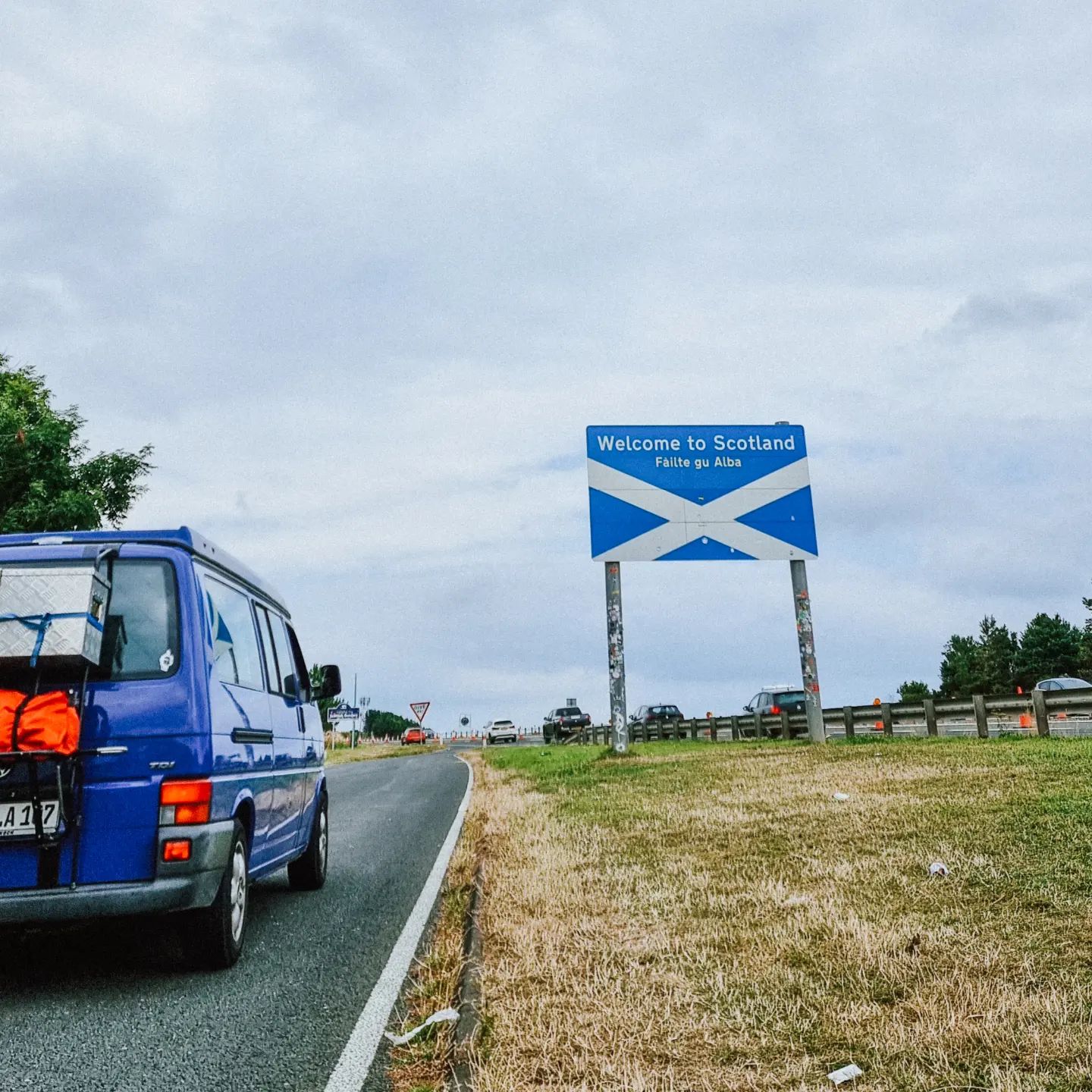 We made it to Scotland! 🏴󠁧󠁢󠁳󠁣󠁴󠁿

..und finden es jetzt schon richtig cool hier! Erst mal wird die Hauptstadt erkundet. 

Wer war schon in Edinburgh und wer möchte mal hin?
Tipps können hier auch noch in den Hut geworfen werden 😉
.
.
.
#bullikinder #bulli #t4 #t4camper #Camper #campervan #vanlove #homeiswhereyouparkit #schottland #schottlandreise #vanlifescotland #visitscotland #Edinburgh #reisemitkindern #reisenmitkind #Reiselust #roadtrip #familienreise #reiseblog #familyblog #reiseblogger #travelventure #travelgram #unterwegsmitkindern #draussenzuhause