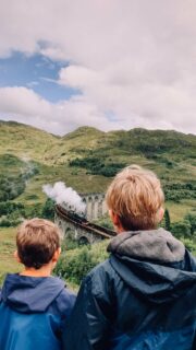 Wir haben den Hogwarts Express gesehen!💛

Ganz ehrlich, der Jacobite Steam Train der über das Glenfinnan Viadukt fährt,  ist ein echter Touri-Magnet und mit Abstand das touristischste was wir bisher in Schottland unternommen haben. 

Und es hat sich absolut gelohnt!

Nicht nur die Kinder waren richtig verzaubert von dem alten dampfenden Zug 😊🚂
.
.
.
#bullikinder #reisenmitkind #reisenmitkindern #schottland #schottlandreise #visitscotland #scotland #urlaubmitkindern #Familienreise #reiseblog #reiseblogger #familyblog #reisetipp #glenfinnan #jacobitesteamtrain #hogwartsexpress #glenfinnanviaduct #reisetipps #reisetipp #travelventure #roadtripmitkindern #roadtripscotland #travelgram