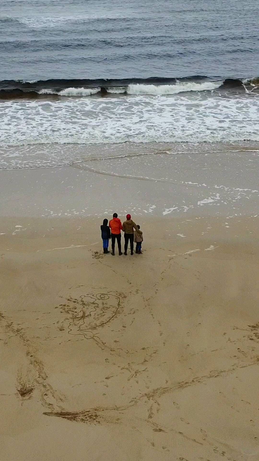 Hey, wir sind Anne und Freddy und zusammen mit unseren beiden Kindern sind wir hier die BULLIKINDER 🚐👨‍👩‍👦‍👦

Wir wollten schon ganz lange zusammen ein Projekt starten, vielleicht was schreiben und hatten viele Ideen aber nie Zeit sie umzusetzen.
In 2020 hatten wir dann etwas Zeit und haben recht spontan unseren Reise- und Familien-Blog auf die Beine gestellt. Und eben auch hier unser Profil eröffnet. 

Bei uns gibt's Familienabenteuer und Reiselust, mal Rezepte, mal Campingtipps, Familienwanderungen, viel Bulli und hoffentlich manchmal ein bisschen Inspiration ✨️😊

Wer bist du und warum bist du hier?
.
.
.
#bullikinder #reiseblog #familienblog #familyblog #familyof4 #campingtipps #familienabenteuer #campingrezepte #Inspiration #wandernmitkindern #travelgram #Schottland #meerliebe