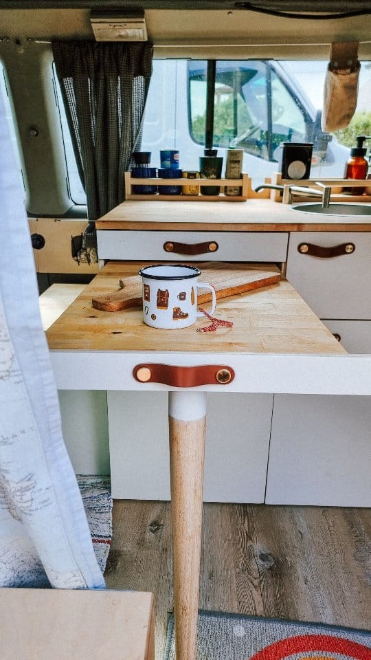 Wenn wir uns unseren fertigen Bus so ansehen, sind wir ehrlich gesagt ziemlich stolz auf uns.
So richtig haben wir nicht daran geglaubt, dass alles so hinhaut, ohne große Katastrophen. Und am Ende ist es nicht nur schön, sondern auch praktisch 👌

Und vor allem genau so, wie wir es uns erträumt haben!

Wir freuen uns riesig darauf, bald zu auf unsere erste Reise mit dem "neuen" Bus zu starten 😊
.
.
.
#bullikinder #busausbau #bulli #t4 #t4camper #camperausbau #vanausbau #vanconversion #t4caravelle #campervan #campervanAusbau #ausbauideen #reisenmitkindern #selbstausbau #möbelbau #vankitchen #vanküche