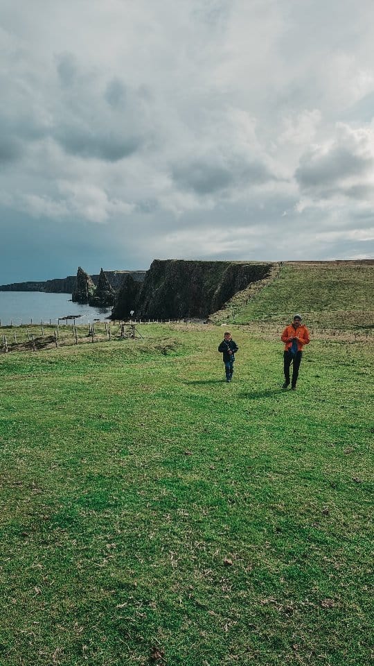 Stacks of Duncansby

Unterwegs auf der North Coast 500 kommt man am berühmten Fischerdorf John o'Groats vorbei. Der Ort gilt als der nördlichste Ort der britischen Hauptinsel und dieses Superlativ nutzen die etwa 300 Einwohner wohl auch gerne um in der Saison Touristen anzulocken.

Wir passieren den Ort nur, um am Duncansby Lighthouse  zu parken und den Weg über die Hochebene zu den mächtigen Stacks of Duncansby anzutreten.

 Der Pfad führt über Schafswiesen bis an den Rand der Steilklippen. Hier nisten tausende Seevögel 🐦
Nach 2 km erreichen wir die Aussicht zu den Stacks.
Der größte Fels, Muckle Stack, ragt 61m aus dem Meer.

Wir sind ganz froh, dass die Steilklippen hier mit Zäunen abgesichert sind 😅

Speichert euch den Beitrag gerne für eure Reiseplanung ab 📩🥰
.
.
.
#bullikinder #roadtrip #roadtripscotland #schottland #visitscotland #stacksofduncansby #johnogroats #duncansbylighthouse #wandernmitkindern #wandertipp #hikingscotland #hikingwithkids #travelwithkids #unterwegsmitkindern #reisenmitkindern #travelgram #travelblog #reiseblogger #reiseblog