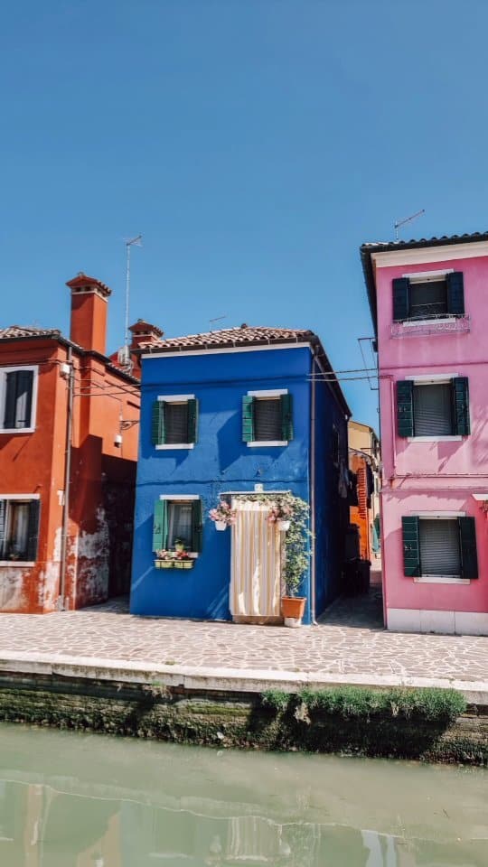 Burano 💙💜💛

Wir haben uns in diese bunten Häuser auf der venezianischen Insel verliebt und finden, dass es auch bei uns viel häufiger so fröhliche Farben geben sollte 🌈

Was meinst du? Welche Farbe hätte dein Häuschen?
Uns hat ja das meerblaue sehr gefallen (ist irgendwie unsere Farbe 🫠) 
.
.
.
#bullikinder #reisenmitkindern #travelgram #travelwithkids #travelphotography #Reiseziele #italien #reiseblog #travelblog #reiseblogger #venedigmitkindern #visitvenezia #burano #buranoitaly #visitburano #roadtripitaly