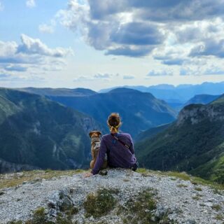 Die Schotterstraße immer bergauf, noch eine Kurve, nochmal staunen, dann noch ein Stück.. und man ist in 🚩Lukomir, dem höchsten Bergdorf Bosniens auf etwa 1500 m. 
Und hier scheint die Welt stehen geblieben zu sein.
Im Dorf leben 17 Familien, fast alle Hirten. Die alten Frauen stricken die typischen bosnischen Socken, die jetzt definitiv immer in unserem Camper mit dabei sein werden. 
Und hinter den beiden Gasthäusern kann man mit dem Camper stehen. Wenn man den Weg nach oben geschafft hat.
Es ist schon etwas besonderes, wenn abends die Schafe und Ziegen zurück ins Dorf getrieben werden, in der Dämmerung der Muezzin zum Gebet aufruft und nachts tausende Sterne über den Bergen leuchten.
Für uns bisher eins der schönsten Erlebnisse in Bosnien!
.
.
#lukomir #lukomirbosnia
#bullikinder #travelwithkids #reisenmitkindern
#reisenmitkids #travelbosnia #travelblog #travelgram
#roadtripbosnia
