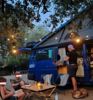 Oh Korsika, du bist immer noch so schön!
Unsere ersten Tage auf der Insel haben uns wieder in den Korsika Vibe versetzt :
Toller Stellplatz, glasklare Buchten, Wanderung mit Meerblick und alles bei perfektem Wetter 🌞
Achja, und Lotti weiß endlich, dass sie schwimmen kann 🐕 
Wir freuen uns wahnsinnig auf die nächsten Wochen hier!
#korsika #urlaubmitkindern #reisenmitkindern #campingtipps #reiseblog