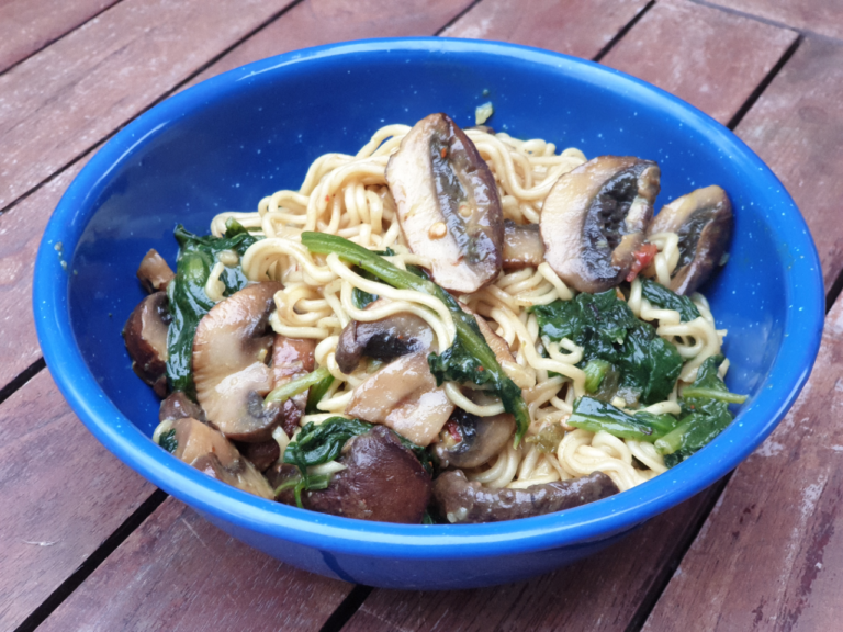 One-Pot Mie-Nudeln mit frischem Spinat und Champignons - Bullikinder