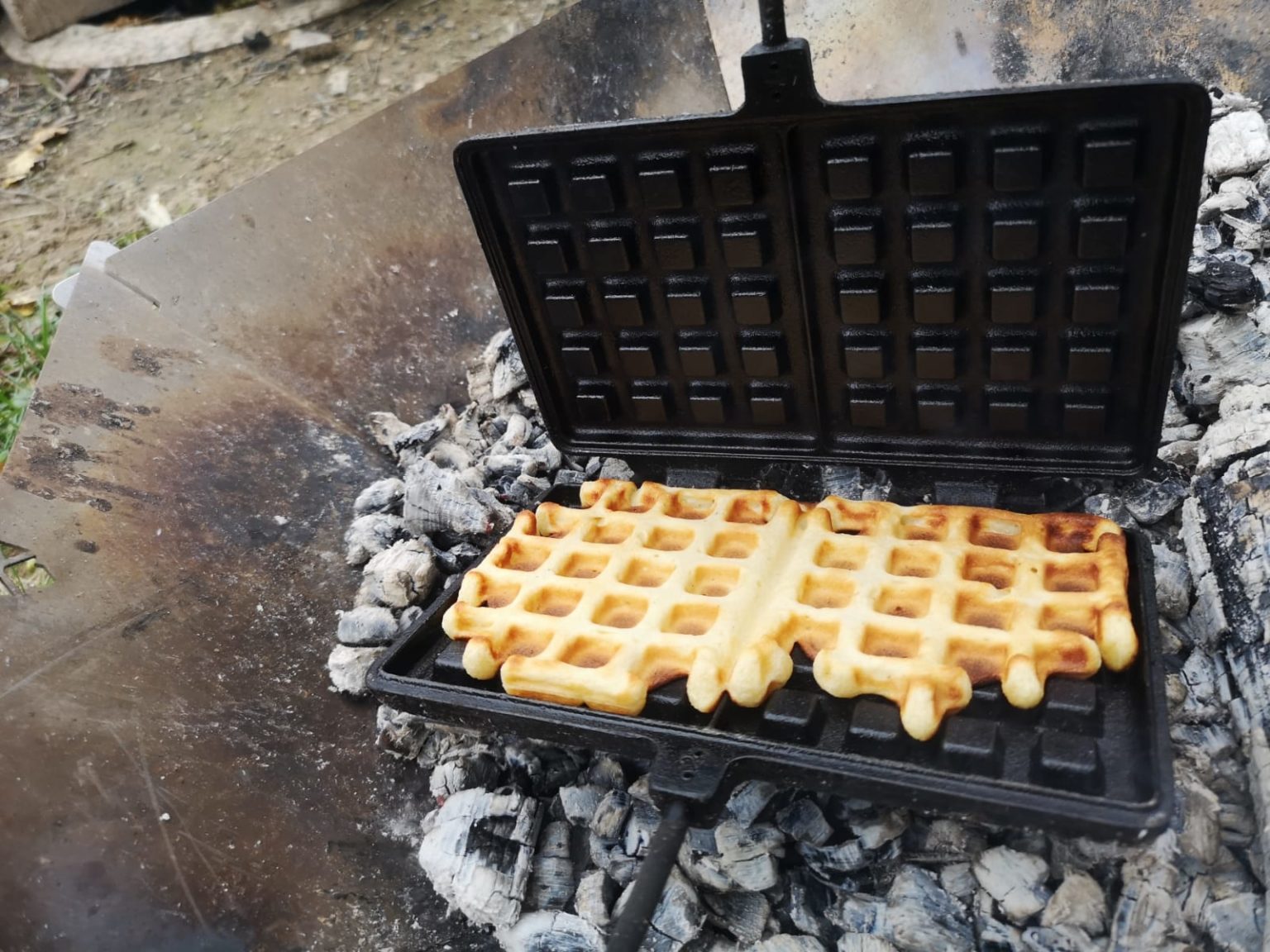 Waffeln vom Lagerfeuer Bullikinder