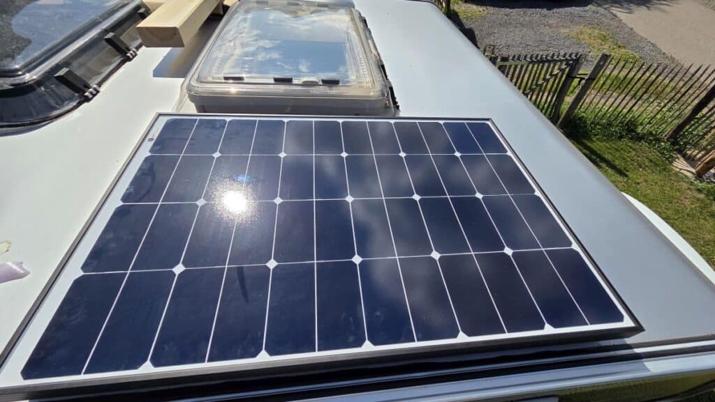 Montiertes WATTSTUNDE WS80SPS Solarmodul mit 80 Wp auf dem Dach der Wohnkabine neben der Dachluke