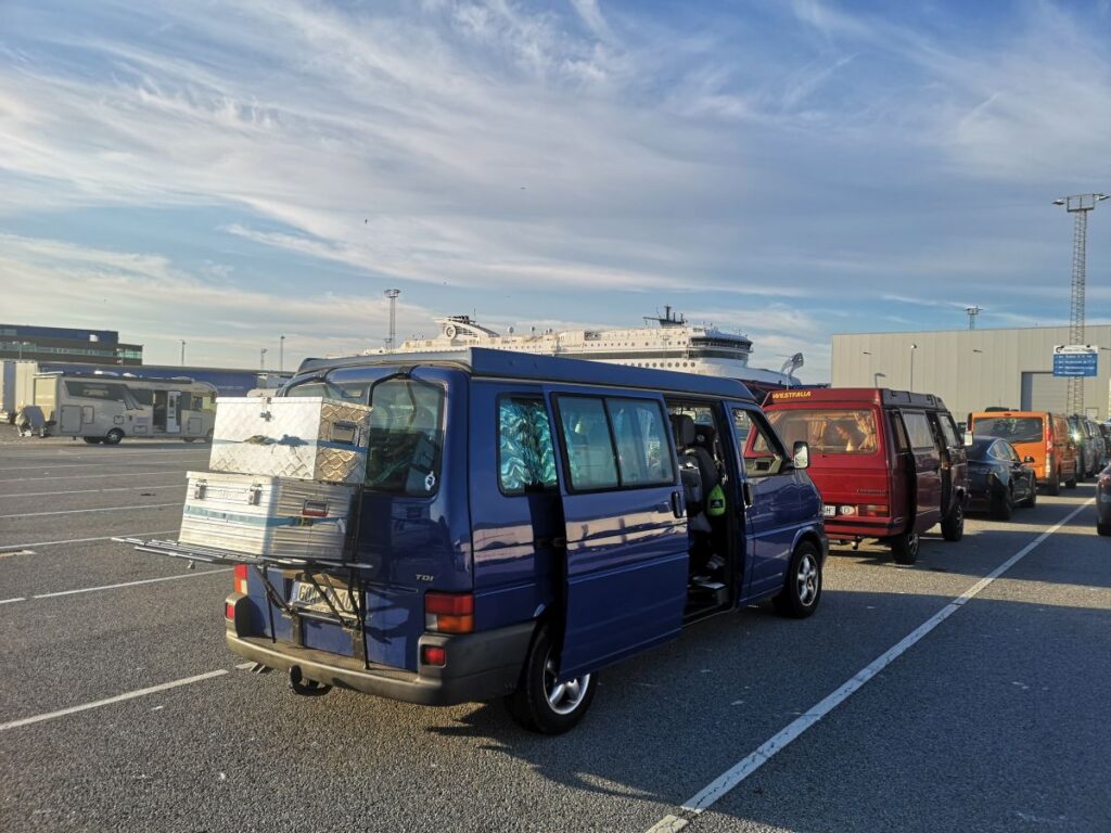 vw t4 bulli vor der einschiffung auf der fähre nach kristiansand