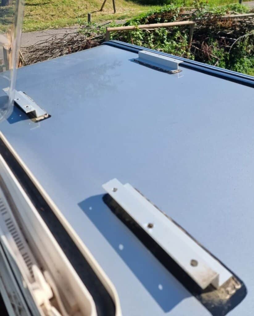 Vorhandene Haltewinkel auf dem Dach der Wohnkabine, nachdem das alte Solarmodul abgenommen wurde
