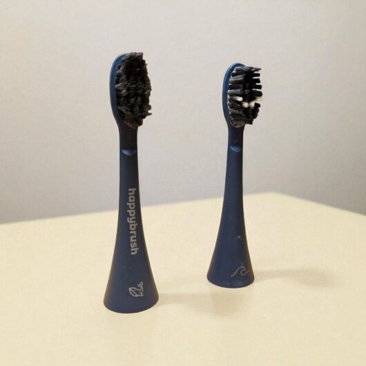 Vergleich Happybrush Bürstenkopf neu und alt – abgenutzte Borsten mit Indikator-Verfärbung im direkten Vergleich zu einem neuen Bürstenkopf