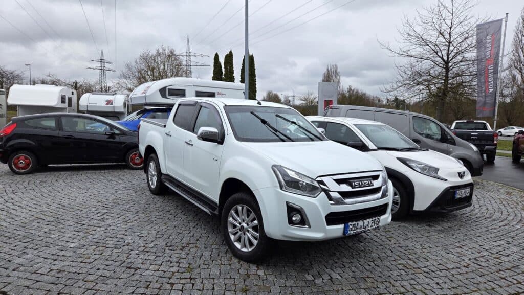 Isuzu D-Max Double Cab bei Abgabe bei Autohaus Storkan in Haßfurt für Auflastung und Umbau