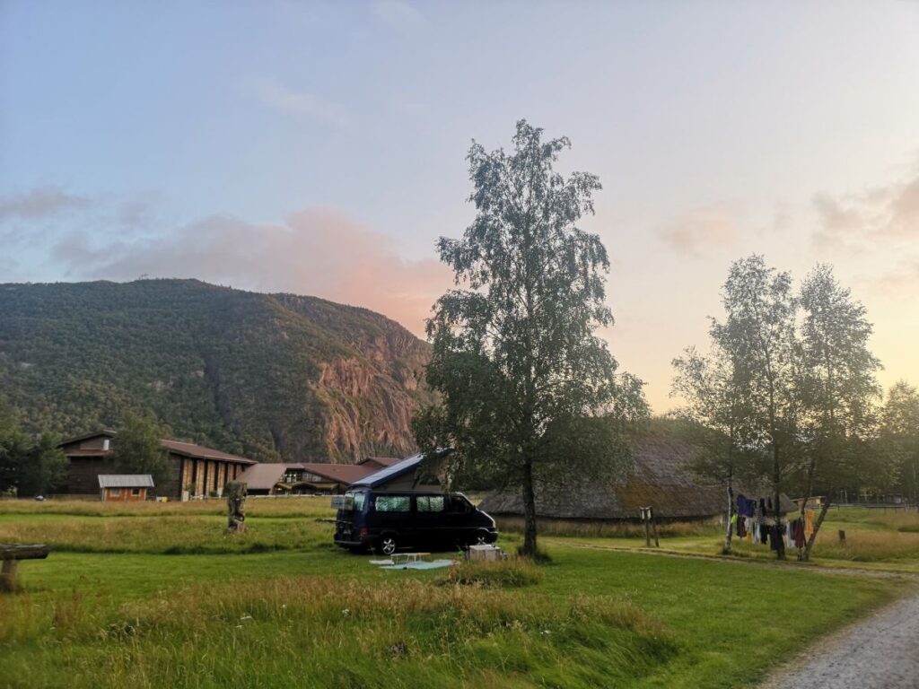 vw bulli bei Sonnenschein auf einem campingplatz in norwegen