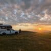 Isuzu D-Max mit Nordstar Wohnkabine beim Freistehen auf einem Hochplateau auf dem Balkan bei Sonnenuntergang