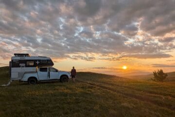 Isuzu D-Max mit Nordstar Wohnkabine beim Freistehen auf einem Hochplateau auf dem Balkan bei Sonnenuntergang