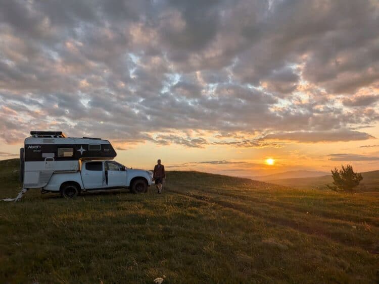 Isuzu D-Max mit Nordstar Wohnkabine beim Freistehen auf einem Hochplateau auf dem Balkan bei Sonnenuntergang