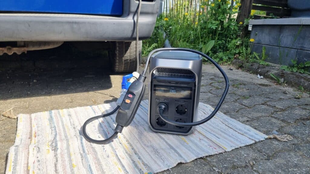 EcoFlow Powerstation speist über WATTSTUNDE CEE-Einspeisekabel mit FI Strom in VW Bulli ein