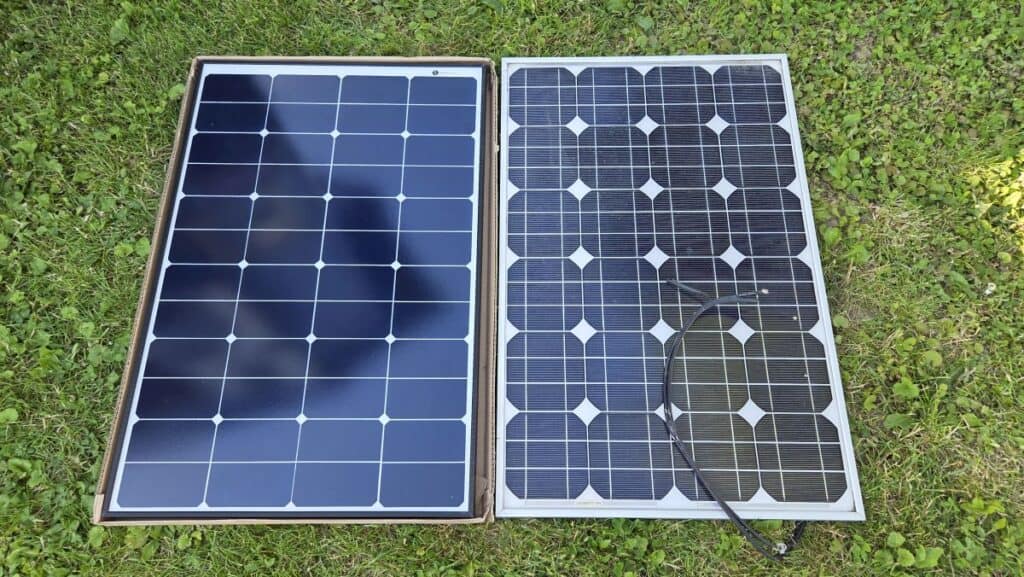 Größenvergleich zwischen dem alten 50 Wp Solarmodul und dem neuen WATTSTUNDE WS80SPS mit 80 Wp im Gras