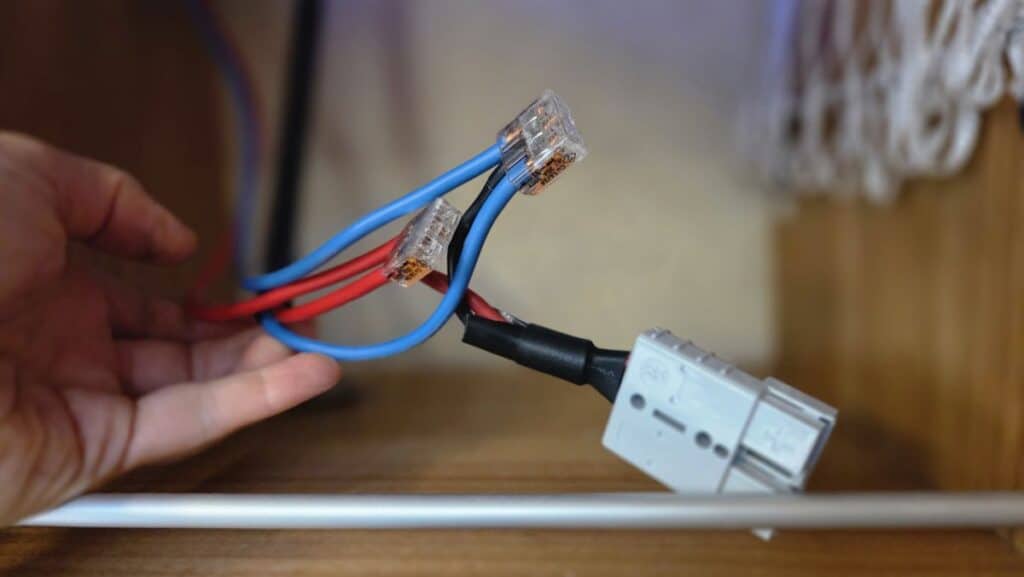 Zwei Wago-Klemmen führen die Kabel der Solarmodule und der Solartasche zusammen, rechts der Anderson-Stecker für die Solartasche