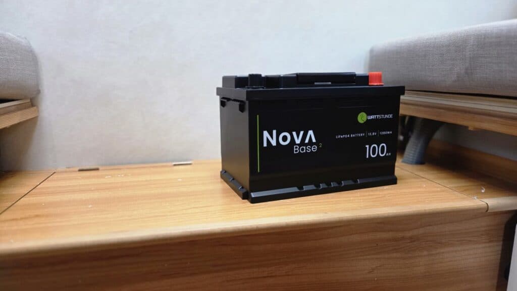 Wattstunde NOVA Base 2 LiFePO4-Batterie mit 100 Ah und 1280 Wh in DIN-Maßen, bereit für den Einbau in die Wohnkabine