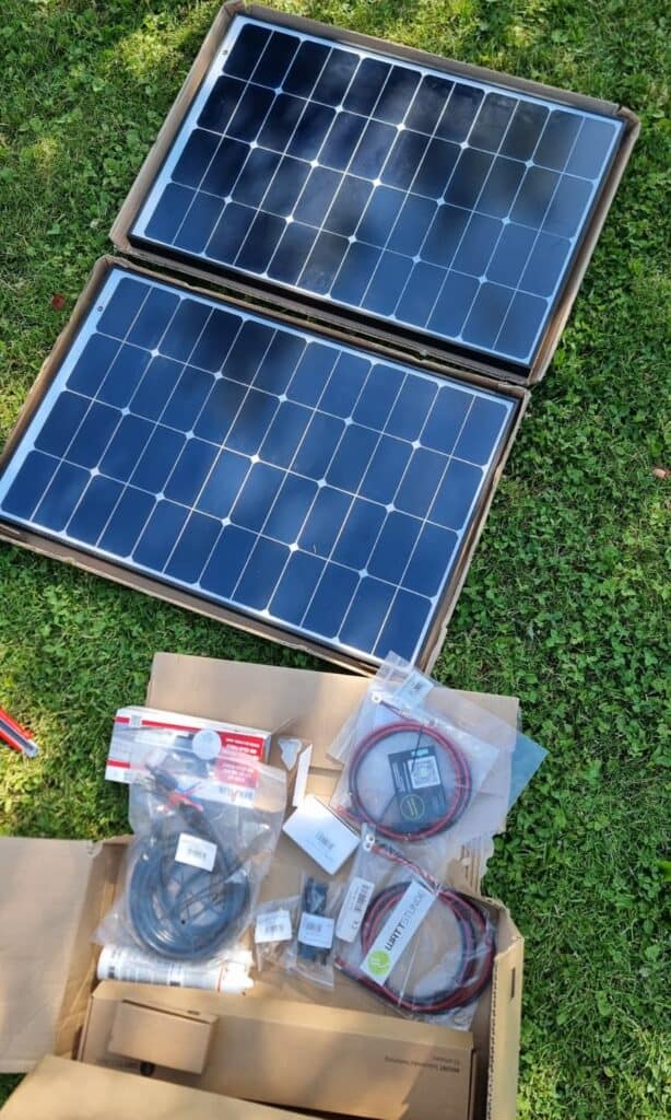 Zwei WATTSTUNDE WS80SPS Solarmodule mit 80 Wp und das komplette Anschlussmaterial mit Kabeln, Dachdurchführung und Haltespoilern